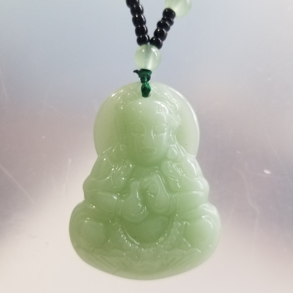 Green Aventurine Beaded Necklace with Guanyin Pendant EUC - Picture 3 of 6
